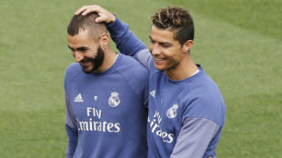 Cristiano y Benzema bromean durante un entrenamiento del Real Madrid.