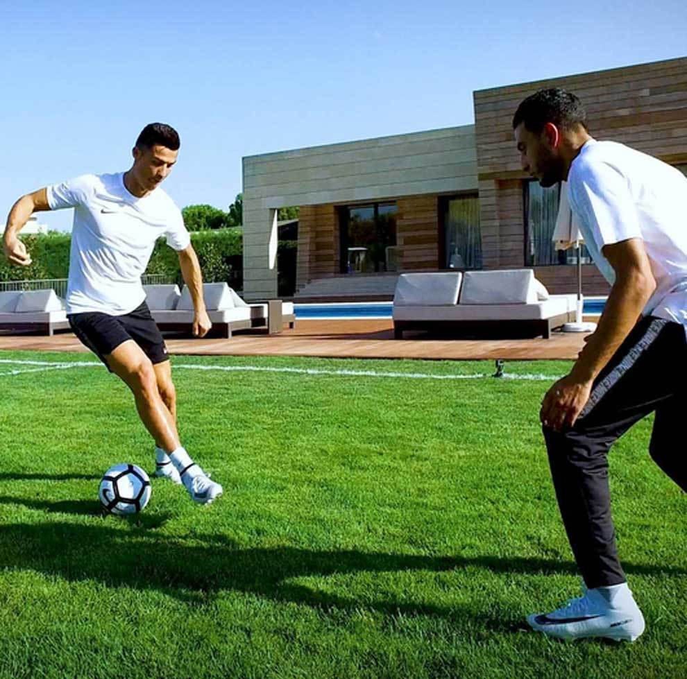 Cristiano Ronaldo ante el famoso freestyler Soufiane Touzani