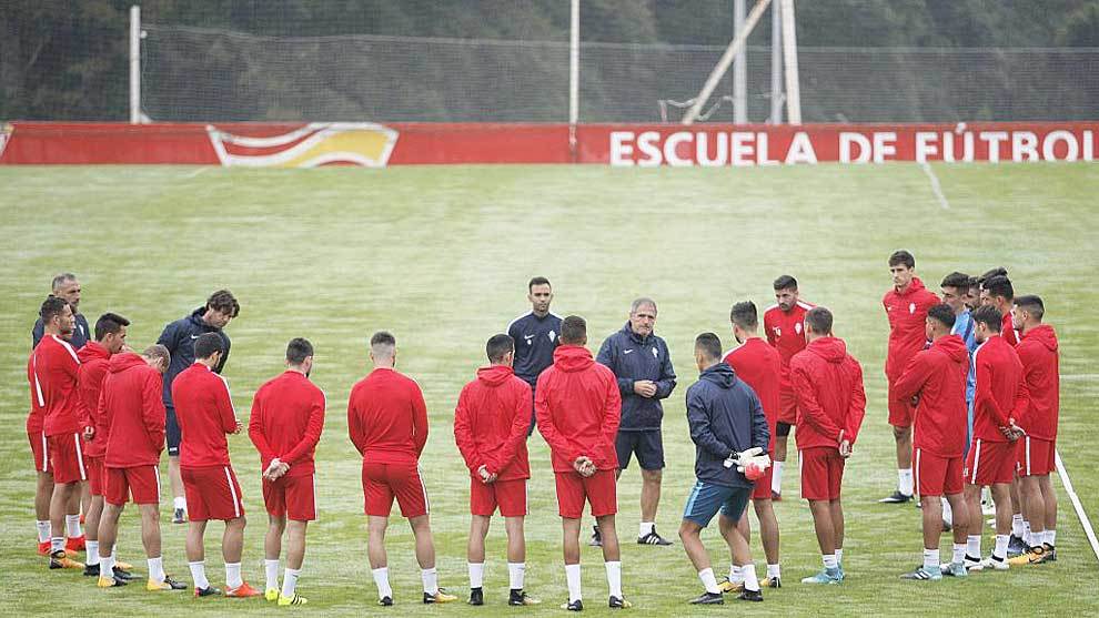 Paco Herrera conversa con sus jugadores durante el entrenamiento