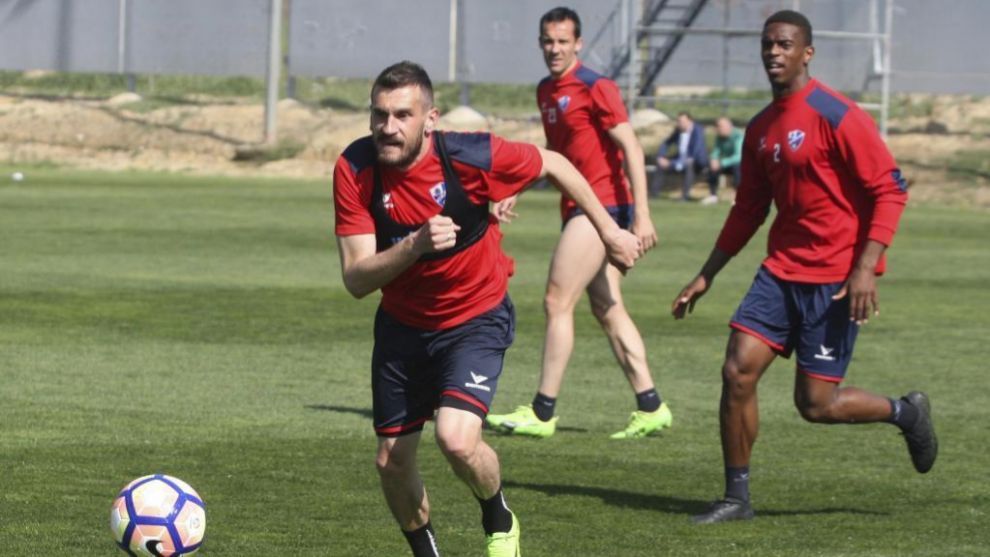 Brezancic corre a por el baln durante un entrenamiento del Huesca.