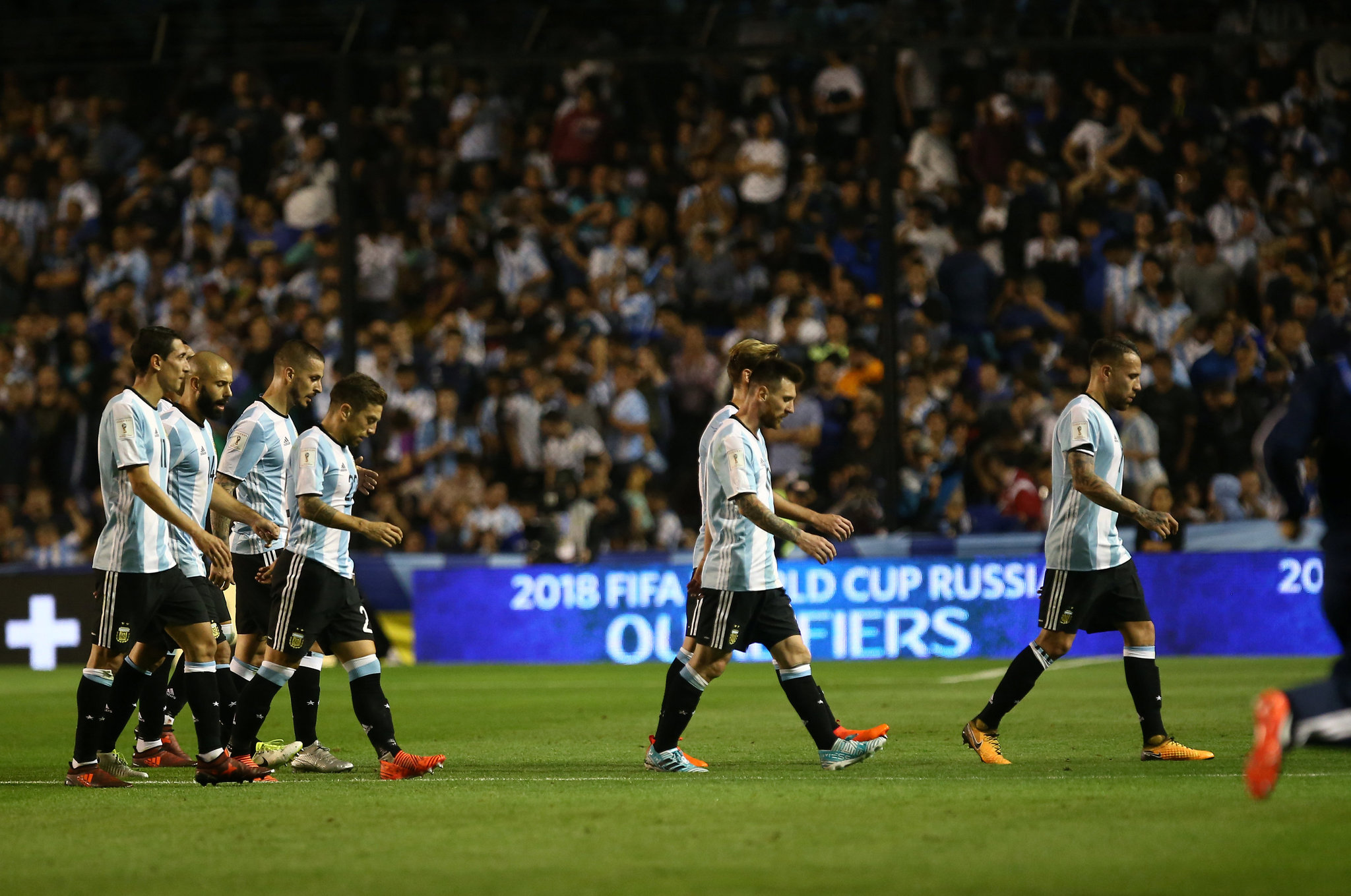 Los jugadores de Argentina se van del campo decepcionados tras el...