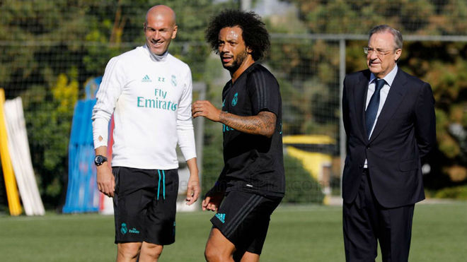 Florentino observa con Zidane el entrenamiento.