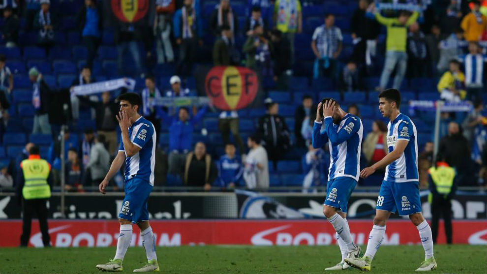 Jugadores del Espanyol durante un encuentro en el RCDE Stadium.