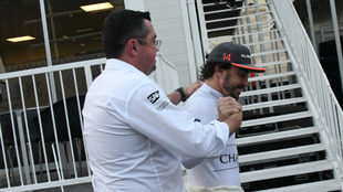 Eric Boullier saluda a Fernando Alonso.