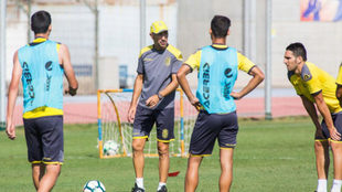 Ayestarn dirige el entrenamiento de la UD Las Palmas.
