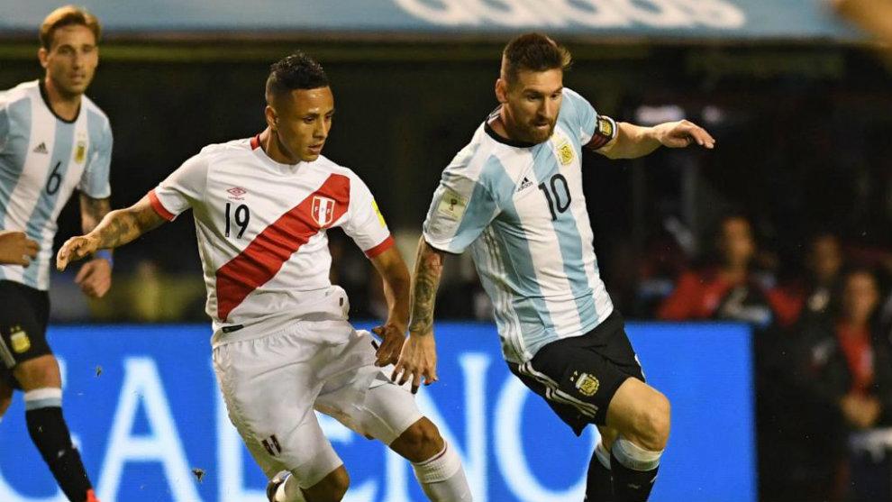 Yotn, persiguiendo a Messi en el Argentina-Per.