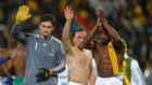Sidney Govou, a la derecha, aplaude junto a Ribery y Lloris tras un...