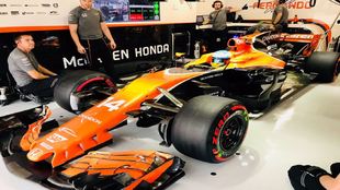 El McLaren de Alonso, en el garaje de Suzuka