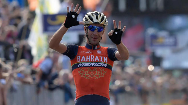 Vicenzo Nibali celebrando su victoria en el Giro de Lombarda.