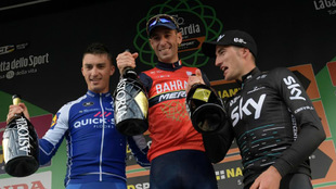 Nibali, en el podio entre Alaphilippe y Moscon