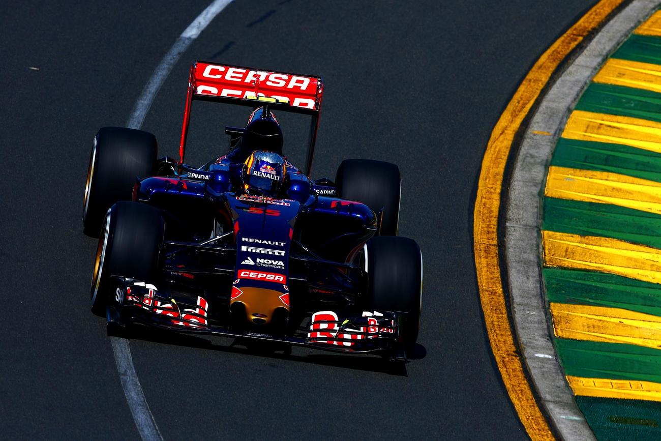 Carlos Sainz, en los entrenamientos libres del GP de Australia 2015,...