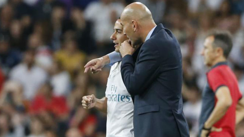 Zidane le da instrucciones a Lucas antes de salir al campo