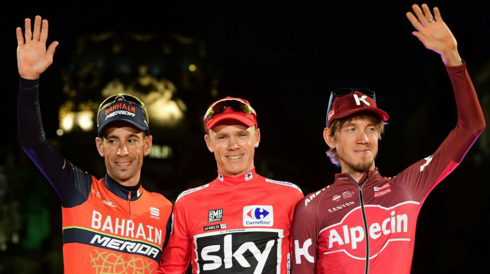 Zakarin junto a Nibali y Froome saludan desde el podio en La...