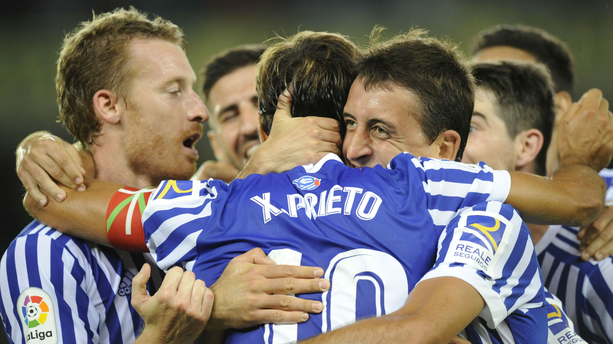 Los jugadores de la Real celebran junto a Xabi Prieto el gol del...