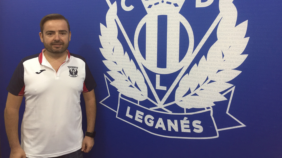 Sergio Agull posa junto al escudo del Lega
