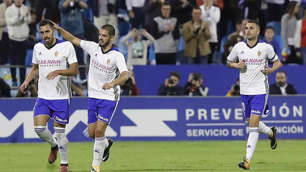 Borja Iglesias celebra con sus compaeros el tercer gol al Numancia