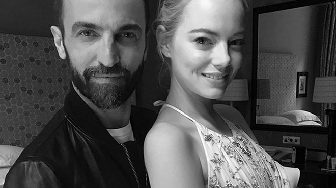 Emma Stone y Nicolas Ghesquire, director creativo de Louis Vuitton...