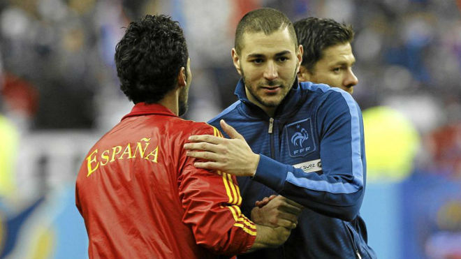 Benzema saluda a Arbeloa antes de un Espaa-Francia.