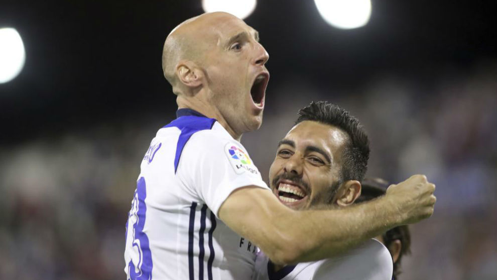 Toquero celebra uno de sus goles con Borja Iglesias.