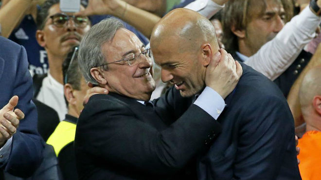 Zidane es felicitado por Florentino en el palco del Giuseppe Meazza.