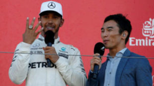 Hamilton, mostrando el anillo de ganador de la Indy que le prest...