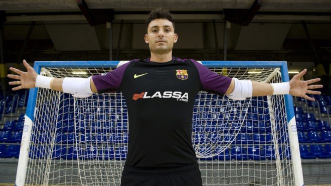 Juanjo, con la camiseta del Barcelona Lassa en el Palau Blaugrana.