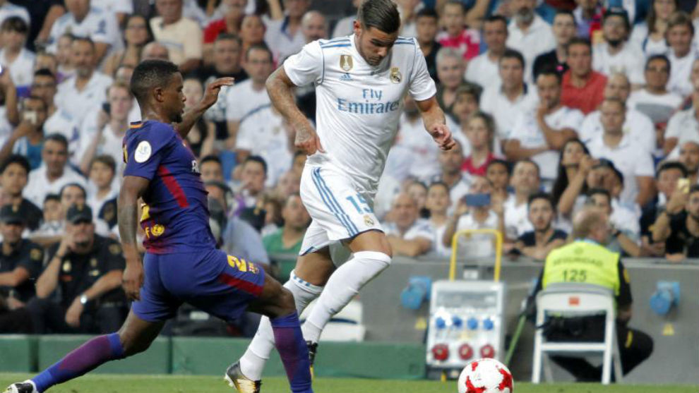 Theo, en el partido ante el Barcelona regatea a Semedo.