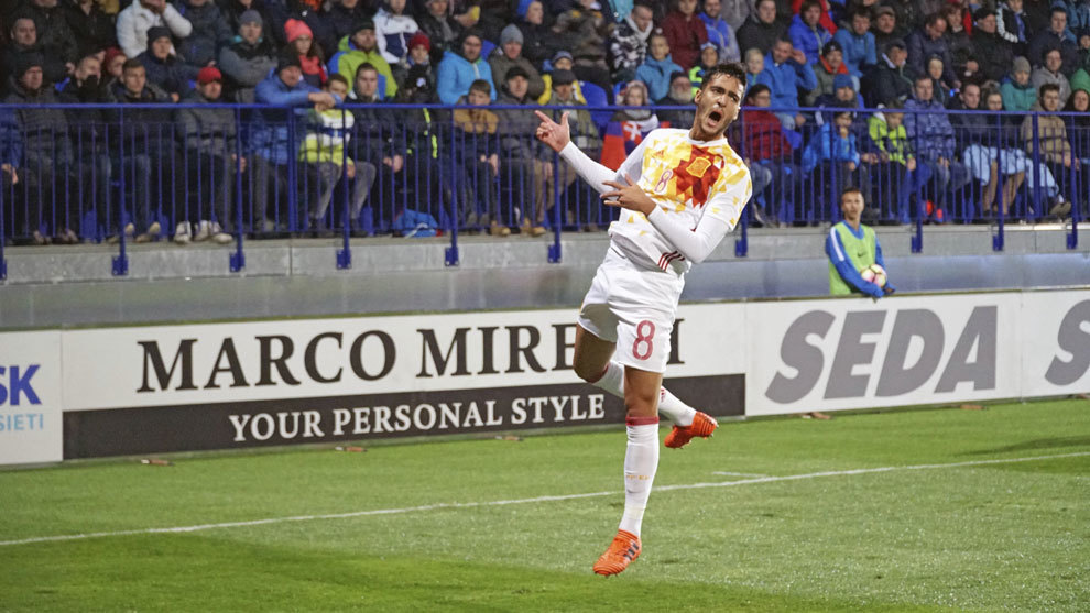 Mikel Merino celebra el primer gol de Espaa