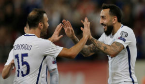 Torosidis y Mitroglou celebran un gol