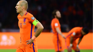 Robben se lamenta tras finalizar el partido.