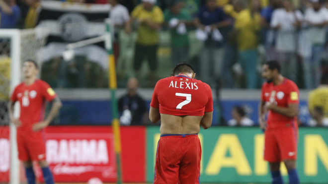 Alexis Sánchez se lamenta durante el partido frente a Brasil.