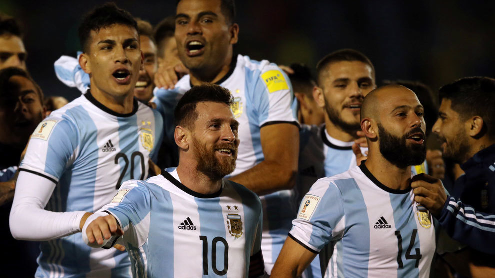 Messi y Mascherano celebran la victoria sobre el Ecuador