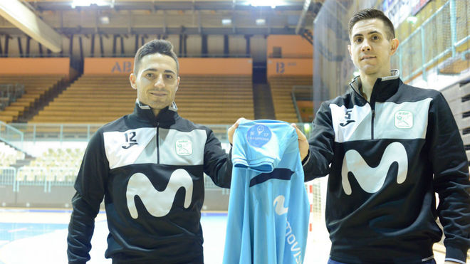 Borja y Bebe, con una camiseta con el escudo de vigentes campeones de...