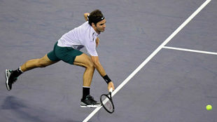 Federer corre a por una pelota