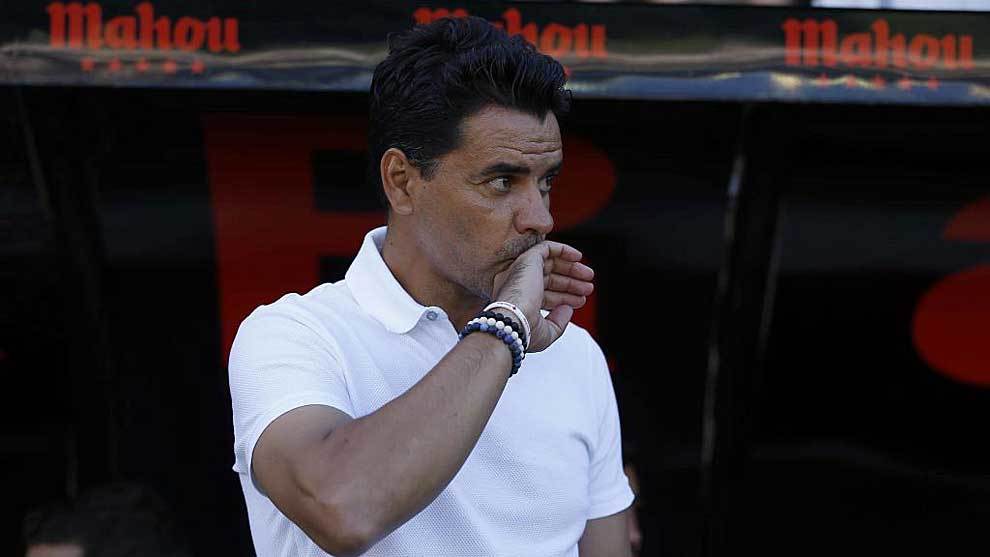 Mchel se besa el anillo antes del partido ante el Valladolid en...