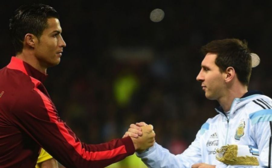 Cristiano y Messi saludndose antes de un partido