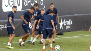 Los jugadores del Valencia realizan un ejercicio en Paterna.