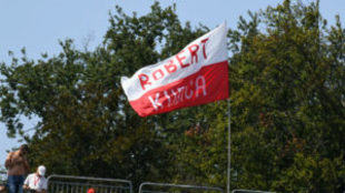 Una bandera con el nombre de Robert Kubica.