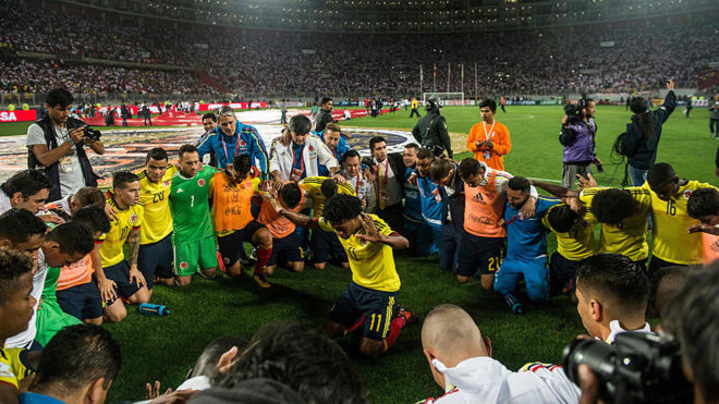 Los jugadores colombianos celebran sobre el csped del estadio...