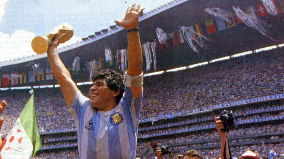 Maradona, con la copa del mundo ganada en 1986