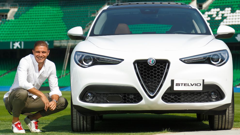 Joaqun posa con un Alfa Romeo Stelvio en el Villamarn