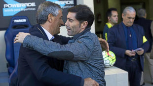 Marcelino y Setin se abrazan antes de un partido en El Madrigal.