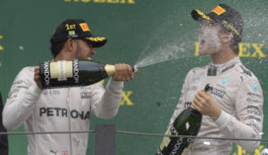 Hamilton moja a Rosberg en el podio.