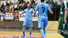 Elisandro celebra uno de sus goles ante el Dina de Mosc.