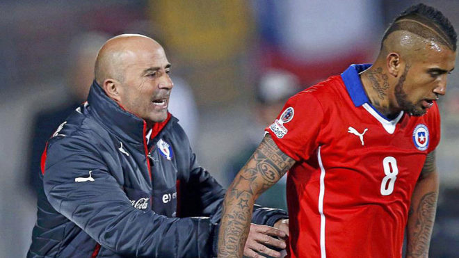 Sampaoli trata de hablar con Vidal en un partido de la selección chilena en la Copa América de 2015.