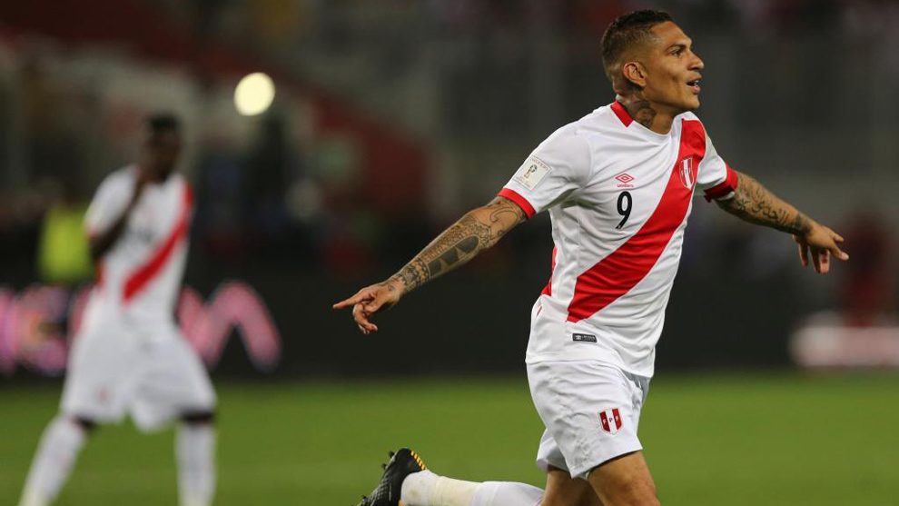 Paolo Guerrero (33) festeja el gol de la selección de Perú en su partido contra Colombia