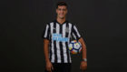Mikel Merino posa con la camiseta del Newcastle United