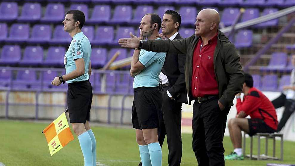 Luis Csar Sampedro durante el partido ante el Alcorcn, con Julio...