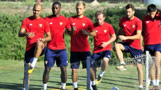 Varios jugadores del Sevilla, en el entrenamiento.