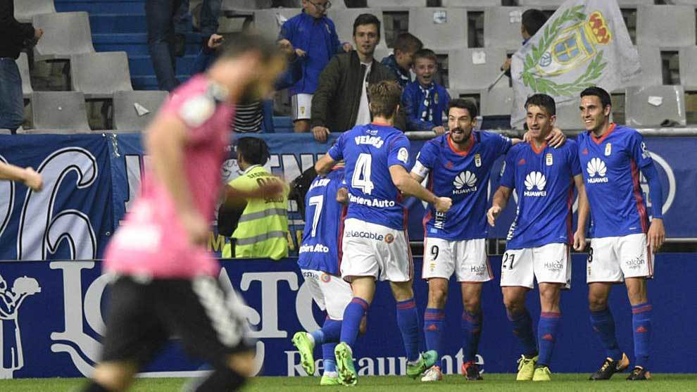 Los jugasdores del Oviedo celebran del gol de Sal Berjn al...
